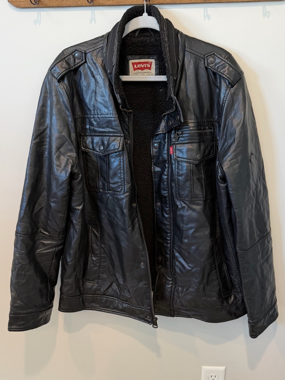 Vintage Levi's Men's Black Leather Sherpa-Lined Jacket